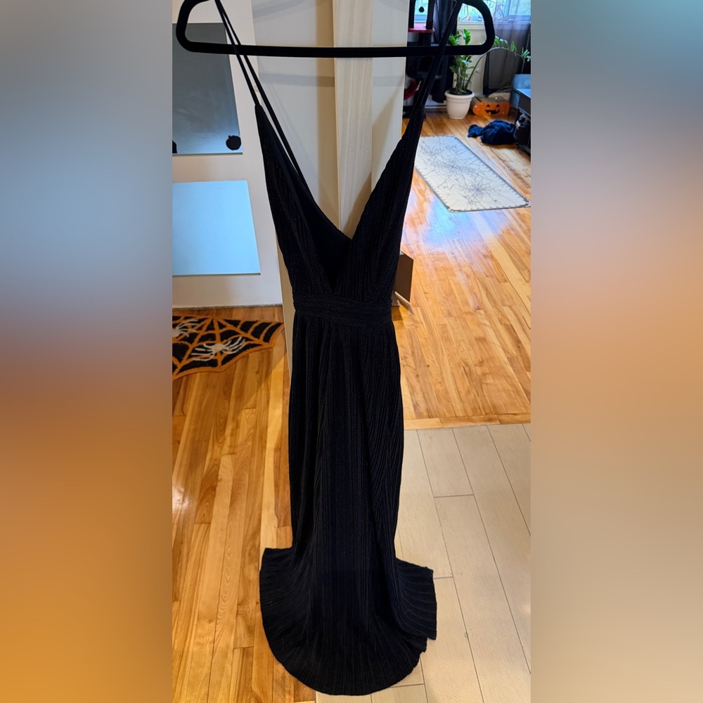 Ya Ya & Co Black Backless V-Neck Pleated Maxi Dress